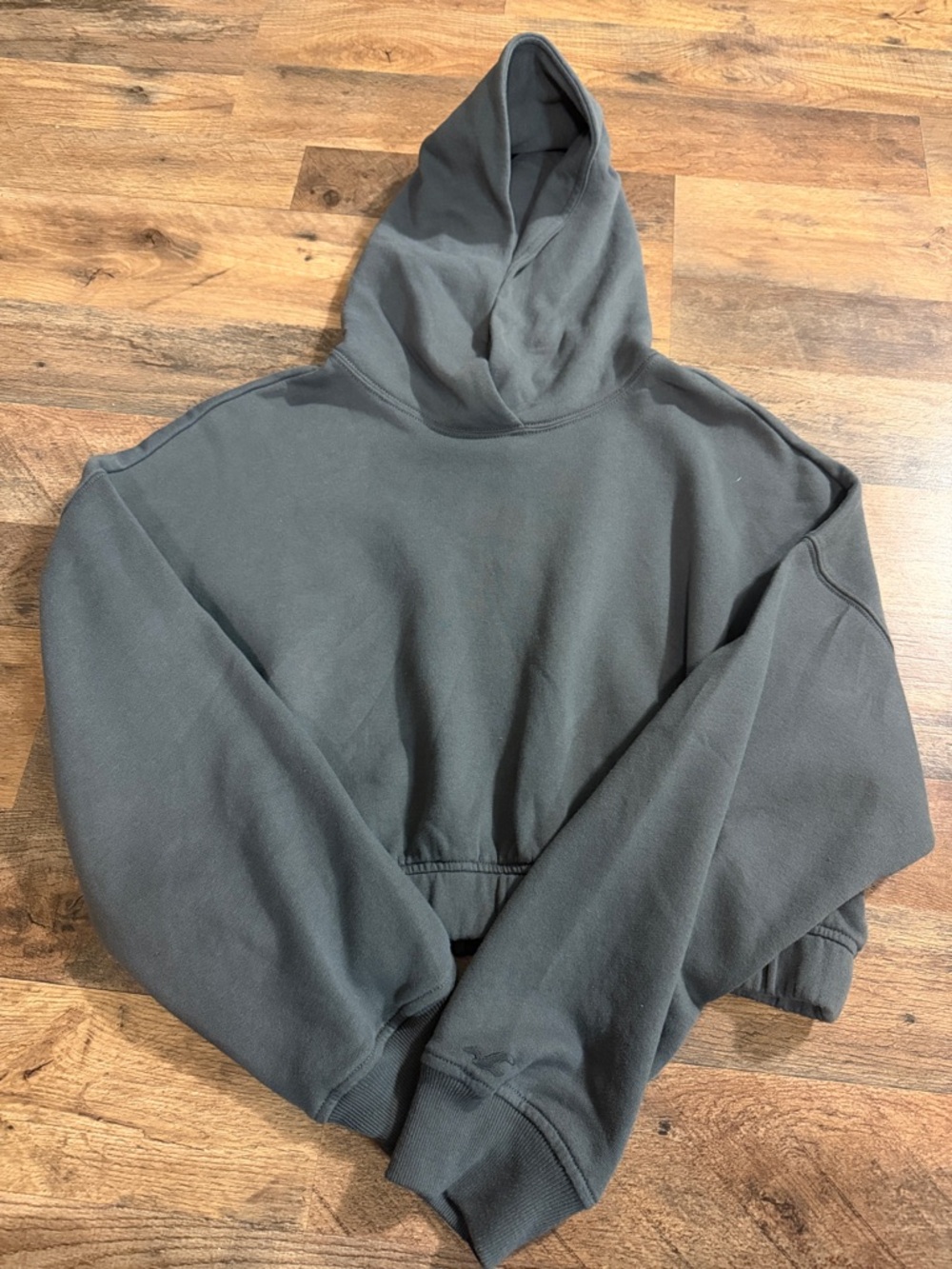 Hollister cropped hoodie
Sweatfleece Perfect Crop Hoodie in a dark grey